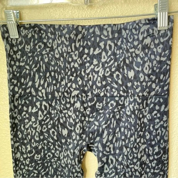 SPANX Look At Me Now Seamless Leggings in Indigo Leopard Size Medium - Picture 4 of 5